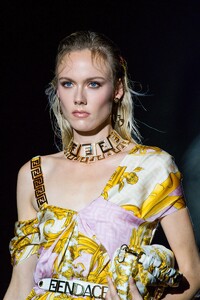 detail-defile-versace-by-fendi-printemps-ete-2022-milan-detail-43.thumb.jpg.1581dfa41af7ffce3b381efc95e2cb8e.jpg