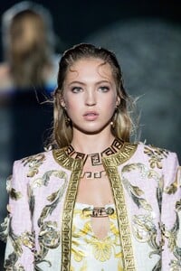 detail-defile-versace-by-fendi-printemps-ete-2022-milan-detail-49.thumb.jpg.910281974d120ce53cb7b0dad27d653b.jpg