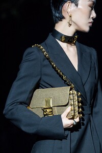 detail-defile-versace-by-fendi-printemps-ete-2022-milan-detail-5.thumb.jpg.5d00e6f30a4a5e4adf0f3af1c604526b.jpg