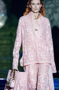 detail-defile-versace-by-fendi-printemps-ete-2022-milan-detail-52.thumb.jpg.7f7671bf1d5c2f9bedc60ec1ee0d7936.jpg