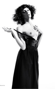 f-lea-t-willy-vanderperre-v-mag02.thumb.jpg.98f563ee82ef7704ea144d1a38ef99a4.jpg