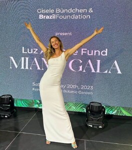 gisele-buendchen-brazilfoundation-miami-raising-819583039.thumb.jpg.11193a2afea57f816aff75e89beb80b5.jpg