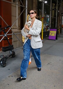 hailey-and-justin-bieber-out-with-their-dogs-in-new-york-05-12-2023-3.jpg