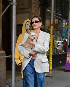 hailey-and-justin-bieber-out-with-their-dogs-in-new-york-05-12-2023-5.jpg