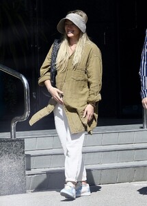 hilary-duff-and-matthew-koma-out-in-studio-city-04-23-2023-0.thumb.jpg.20d6be02e663822ad9905efc693b1c99.jpg