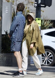 hilary-duff-and-matthew-koma-out-in-studio-city-04-23-2023-6.thumb.jpg.6adfe2402591b35ec9b4af4d75a3d2d8.jpg