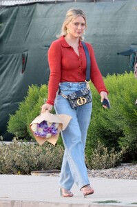 hilary-duff-arrives-at-mother-s-day-celebration-ceremony-at-her-kids-school-in-los-angeles-05-11-2023-1.jpg