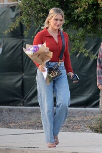 hilary-duff-arrives-at-mother-s-day-celebration-ceremony-at-her-kids-school-in-los-angeles-05-11-2023-2.jpg