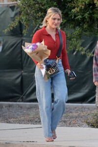 hilary-duff-arrives-at-mother-s-day-celebration-ceremony-at-her-kids-school-in-los-angeles-05-11-2023-2.jpg