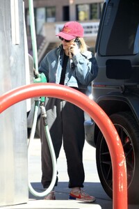 hilary-duff-at-a-gas-station-in-los-angeles-03-02-2023-1.thumb.jpg.1644423debfbc39c32a5686a8c16e7a5.jpg