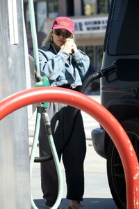 hilary-duff-at-a-gas-station-in-los-angeles-03-02-2023-6.thumb.jpg.abbd90254aa7f02d35369ea71db80e28.jpg