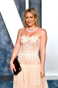 hilary-duff-at-vanity-fair-oscar-party-in-beverly-hills-03-12-2023-2.jpg