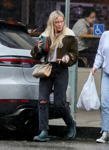 hilary-duff-gets-lunch-to-go-in-beverly-hills-01-04-2023-0.thumb.jpg.e7fb2ad8a78243253d5837581c29b9da.jpg