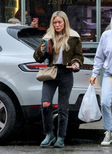 hilary-duff-gets-lunch-to-go-in-beverly-hills-01-04-2023-1.thumb.jpg.cf61a57683dfabe6af996c700decf8c7.jpg