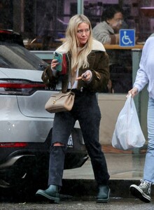hilary-duff-gets-lunch-to-go-in-beverly-hills-01-04-2023-4.thumb.jpg.7ede1522ad7740bb163737247a50c937.jpg