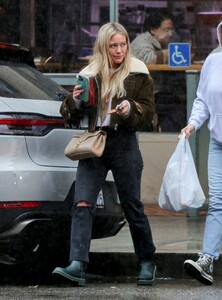 hilary-duff-gets-lunch-to-go-in-beverly-hills-01-04-2023-6.thumb.jpg.16ce429a2e2b8b9df1c7cc21f2d70760.jpg