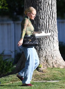 hilary-duff-grabs-a-pizza-out-in-los-angeles-04-10-2023-2.jpg