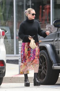 hilary-duff-heading-to-a-meeting-in-beverly-hills-04-16-2023-1.jpg