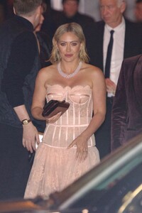 hilary-duff-leaves-2023-vanity-fair-oscar-party-in-los-angeles-03-12-2023-4.jpg