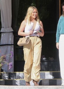 hilary-duff-leaves-a-restaurant-in-los-angeles-02-06-2023-1.thumb.jpg.1975d1d320877f603b6b46fad53c036a.jpg