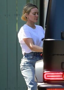 hilary-duff-leaves-a-school-event-for-her-daughter-in-studio-city-03-24-2023-6.jpg