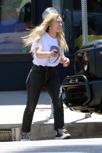 hilary-duff-out-and-about-in-los-angeles-04-26-2023-6.thumb.jpg.599242bf23182aa0f11f177974c95075.jpg