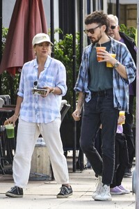 hilary-duff-out-for-morning-family-breakfast-in-studio-city-05-06-2023-1.thumb.jpg.459ece66276cacb84e979b2b55fc9e67.jpg