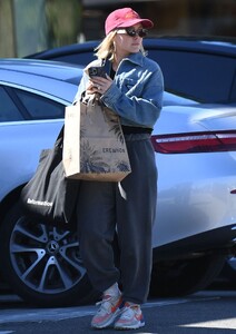 hilary-duff-out-shopping-in-los-angeles-03-02-2023-0.jpg