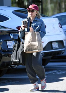 hilary-duff-out-shopping-in-los-angeles-03-02-2023-1.jpg