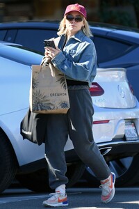 hilary-duff-out-shopping-in-los-angeles-03-02-2023-2.jpg