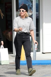 hilary-duff-out-shopping-in-los-angeles-03-17-2023-2.jpg