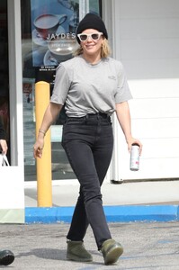 hilary-duff-out-shopping-in-los-angeles-03-17-2023-6.jpg