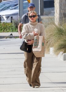 hilary-duff-shopping-at-whole-foods-market-in-studio-city-03-04-2023-1.jpg