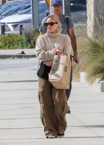 hilary-duff-shopping-at-whole-foods-market-in-studio-city-03-04-2023-3.jpg