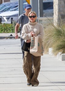 hilary-duff-shopping-at-whole-foods-market-in-studio-city-03-04-2023-5.jpg