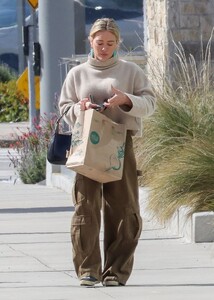 hilary-duff-shopping-at-whole-foods-market-in-studio-city-03-04-2023-6.jpg