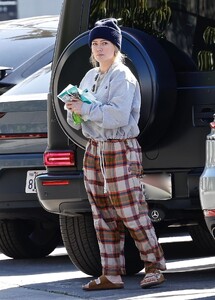 hilary-duff-takes-kids-out-to-a-play-date-in-studio-city-02-04-2023-0.thumb.jpg.a6d2a20558c02a7081cb2d33dc6d22b9.jpg