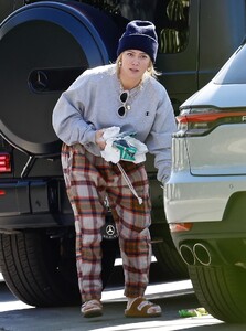 hilary-duff-takes-kids-out-to-a-play-date-in-studio-city-02-04-2023-4.thumb.jpg.1141f5f7446e7446d8543ff6b253b32d.jpg