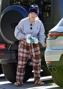 hilary-duff-takes-kids-out-to-a-play-date-in-studio-city-02-04-2023-5.thumb.jpg.e9e0569c44353d57808485cdcab4a99b.jpg