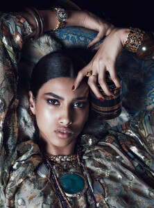 imaan-hammam-by-lachlan-bailey-for-vogue-paris-august-2014-1.thumb.jpg.43eccb7a6f37503a6647d70a3d399b11.jpg