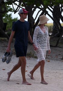 ivanka-trump-out-at-a-beach-in-miami-05-114-2023-0.jpg