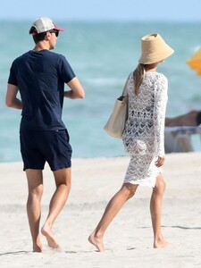 ivanka-trump-out-at-a-beach-in-miami-05-114-2023-3.jpg