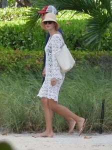 ivanka-trump-out-at-a-beach-in-miami-05-114-2023-8.jpg