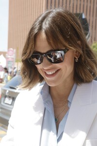 jennifer-garner-arrives-at-la-times-festival-of-books-2023-at-university-of-southern-california-04-22-2023-4.jpg