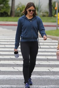 jennifer-garner-out-for-morning-coffee-in-brentwood-05-01-2023-0.jpg