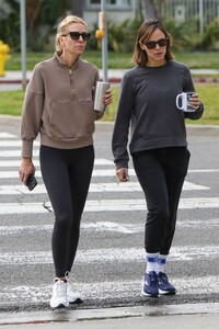 jennifer-garner-out-for-morning-coffee-with-a-friend-in-brentwood-04-25-2023-0.jpg