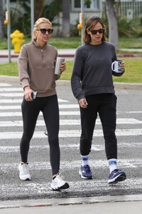 jennifer-garner-out-for-morning-coffee-with-a-friend-in-brentwood-04-25-2023-1.jpg