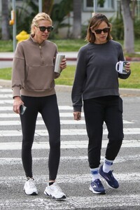 jennifer-garner-out-for-morning-coffee-with-a-friend-in-brentwood-04-25-2023-2.jpg