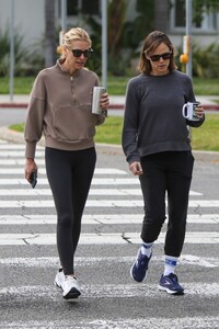 jennifer-garner-out-for-morning-coffee-with-a-friend-in-brentwood-04-25-2023-6.jpg