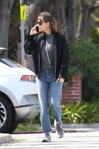 jennifer-garner-picks-up-her-son-samuel-at-school-in-santa-monica-04-17-2023-5.jpg